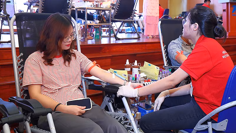 Cán bộ, đoàn viên, thanh niên VNPT hiến máu tại chương trình.