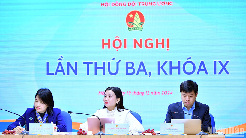 Bí thư Trung ương Đoàn, Chủ tịch Hội đồng Đội Trung ương Nguyễn Phạm Duy Trang (giữa) và đại diện các đơn vị liên quan điều hành Hội nghị.
