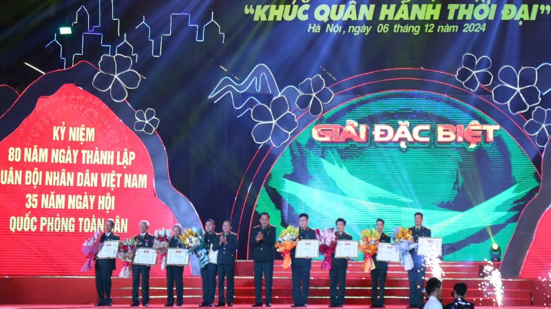 Các đồng chí đại diện Ban tổ chức trao giải Đặc biệt tặng các tác giả xuất sắc. 