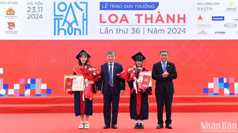 Ban tổ chức trao giải nhất tặng các tác giả của 2 đồ án xuất sắc nhất năm 2024.