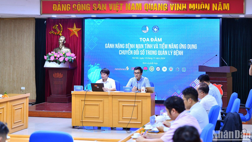 Toàn cảnh Tọa đàm "Gánh nặng bệnh mạn tính và tiềm năng ứng dụng chuyển đổi số trong quản lý bệnh" trong khuôn khổ chương trình Gặp gỡ báo chí công bố kết quả Hành trình "Thầy thuốc trẻ làm theo lời Bác, tình nguyện vì sức khỏe cộng đồng" năm 2024.