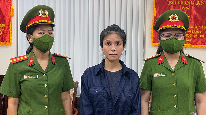 Nguyễn Đỗ Trúc Phương (giữa) tại cơ quan chức năng.