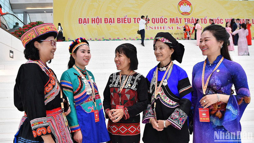 Đại biểu các dân tộc sôi nổi thảo luận bên lề Đại hội.