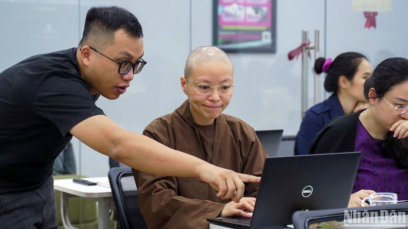 Các chuyên gia hỗ trợ sư cô T.Đ tại lớp học về AI.
