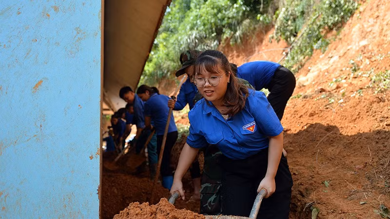 Đoàn viên, thanh niên tình nguyện khắc phục hậu quả bão số 3 tại các địa phương vùng cao.