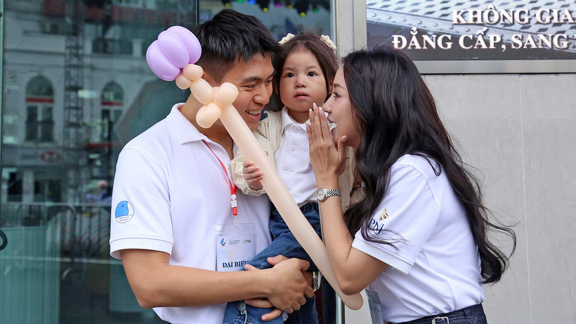Gia đình bé Pamela Hải Đường tại Ngày hội.