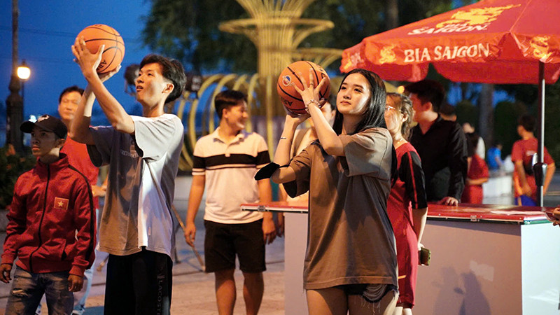 Người dân hào hứng tham gia các hoạt động. 