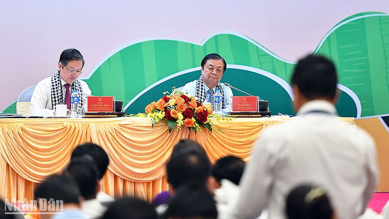 Đại biểu nông dân chia sẻ ý kiến với Chủ tịch Hội Nông dân Việt Nam và Bộ trưởng Nông nghiệp và Phát triển nông thôn.
