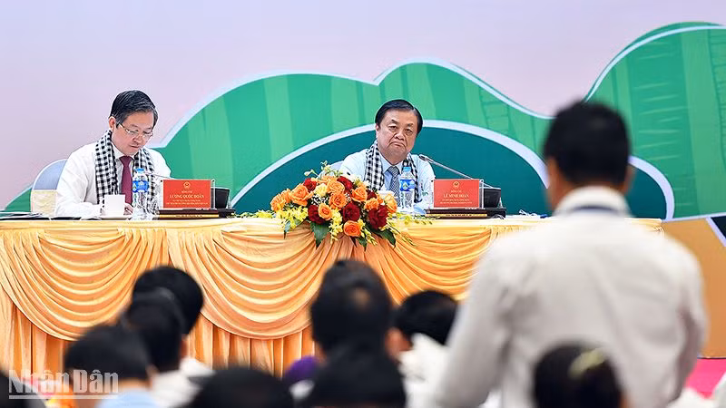 Đại biểu nông dân chia sẻ ý kiến với Chủ tịch Hội Nông dân Việt Nam và Bộ trưởng Nông nghiệp và Phát triển nông thôn.