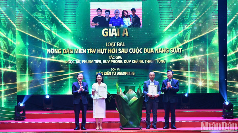Các đồng chí Mai Văn Chính, Lương Quốc Đoàn (lần lượt ngoài cùng bên phải và trái) trao giải A tặng các tác giả xuất sắc.