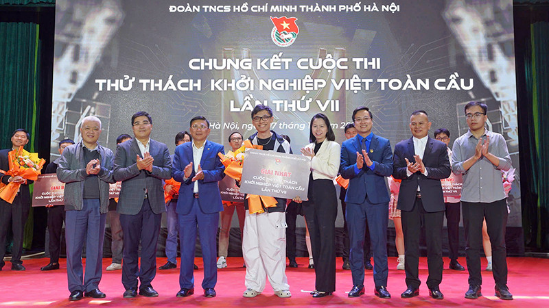 Ban tổ chức trao giải nhất tặng đại diện đội Drippy.