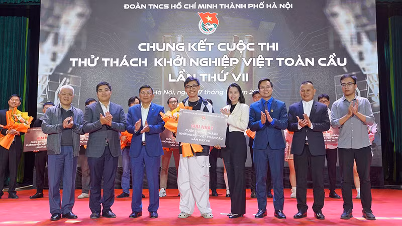 Ban tổ chức trao giải nhất tặng đại diện đội Drippy.