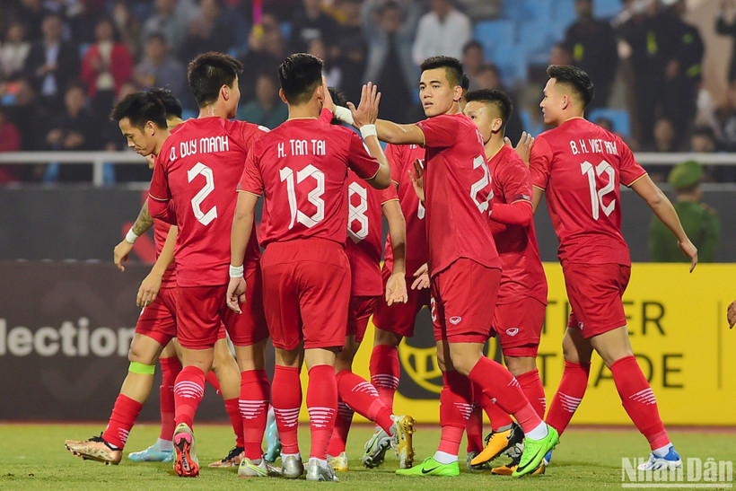 Các tuyển thủ ăn mừng cùng Tiến Linh nâng tỷ số lên 2-0. (Ảnh: TRẦN HẢI)