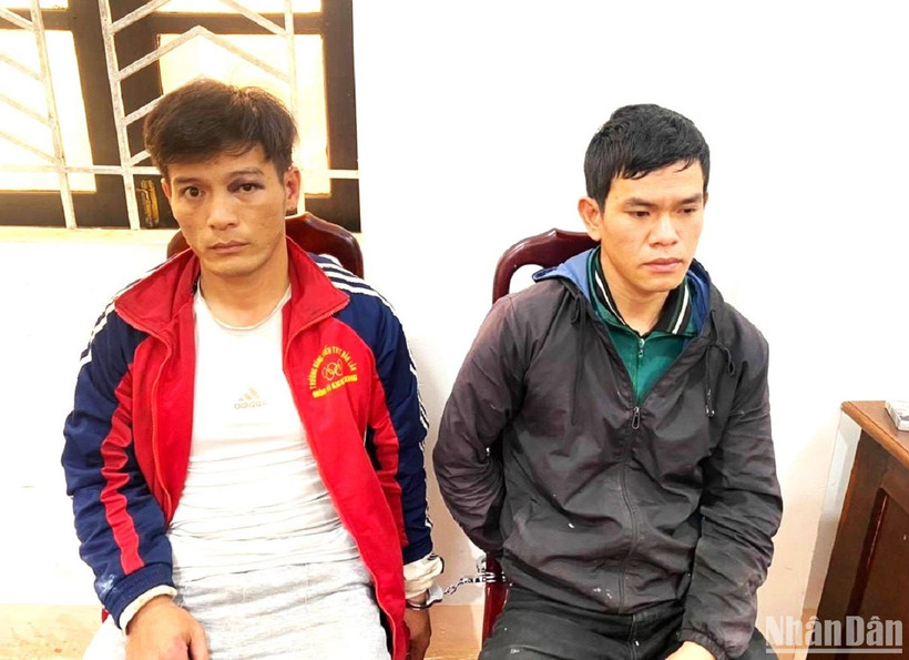 Hai đối tượng Ngô Quang Phúc và Đào Minh Thuận tại cơ quan Công an.