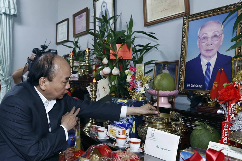 Chủ tịch nước Nguyễn Xuân Phúc dâng hương tưởng nhớ Chủ tịch Hội đồng Nhà nước Võ Chí Công. (Ảnh: Thống Nhất/TTXVN)