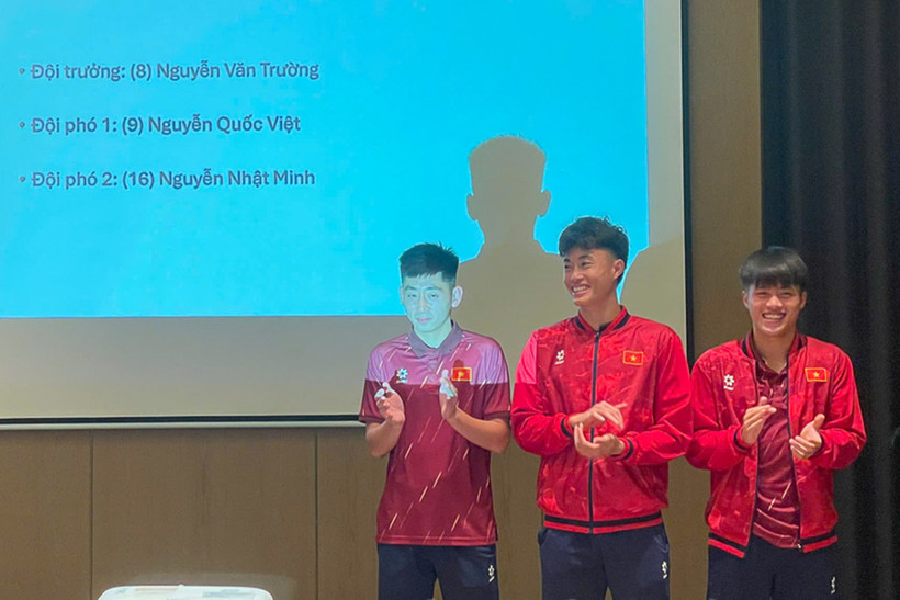 Nguyễn Văn Trường (giữa), Nguyễn Quốc Việt (phải) và Nguyễn Nhật Minh làm Ban cán sự của U22 Việt Nam tại giải đấu. (Ảnh: VFF)