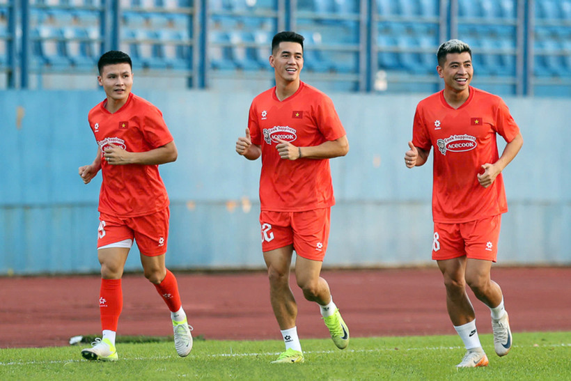 Tiến Linh cùng Quang Hải và Thanh Bình tập luyện hồi phục, tách riêng với các đồng đội. (Ảnh: VFF)