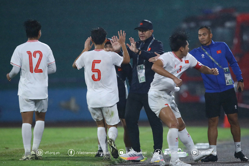 Các cầu thủ từng “chinh chiến” tại Vòng loại U17 châu Á 2025 tiếp tục được huấn luyện viên Cristiano Roland tin tưởng trong lực lượng tập trung chuẩn bị cho Vòng chung kết U17 châu Á 2025. (Ảnh: VFF)