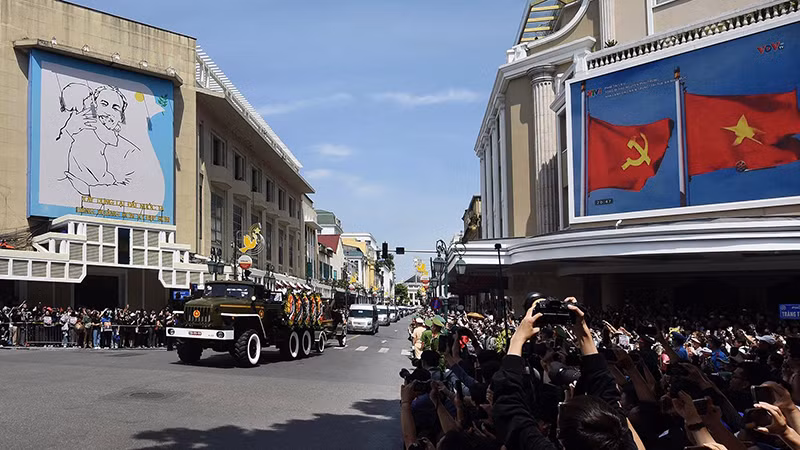 Người dân tiễn đưa Tổng Bí thư Nguyễn Phú Trọng về nơi an nghỉ cuối cùng. Ảnh | ĐỨC ANH