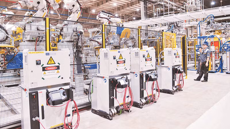 Sử dụng robot trong sản xuất và lắp đặt ô-tô ở Công ty TNHH Sản xuất và kinh doanh VinFast thuộc Tập đoàn Vingroup. Ảnh | ĐỨC ANH