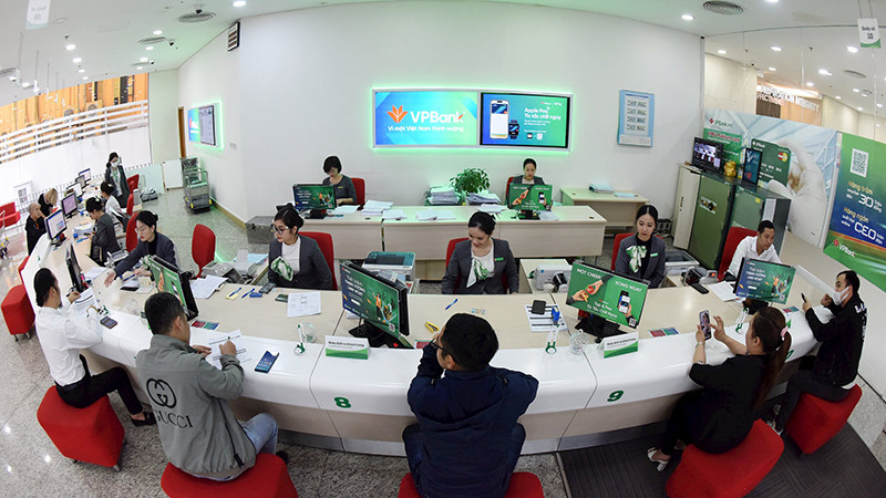Nhân viên ngân hàng VPBank giao dịch với khách hàng. Ảnh | KHÁNH AN