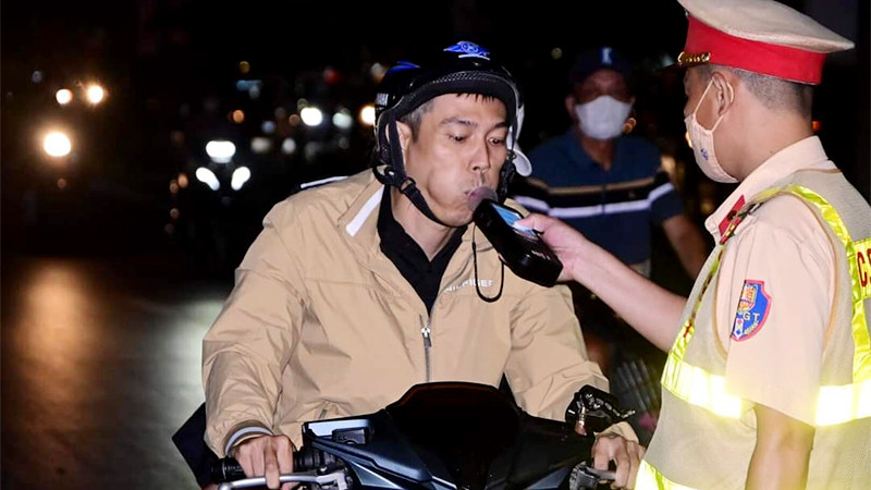 Lực lượng CSGT thành phố Hải Phòng lập chốt kiểm tra nồng độ cồn người điều khiển phương tiện.