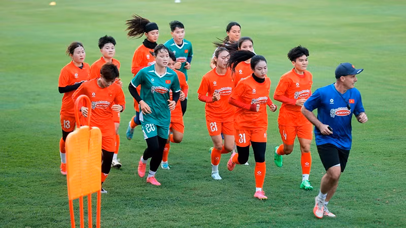 Thầy trò HLV Mai Đức Chung hội quân chuẩn bị cho mục tiêu mới. Ảnh | VFF 