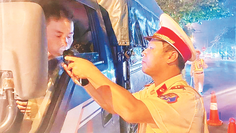 CSGT thành phố Hải Phòng kiểm tra nồng độ cồn đối với lái xe ô-tô.