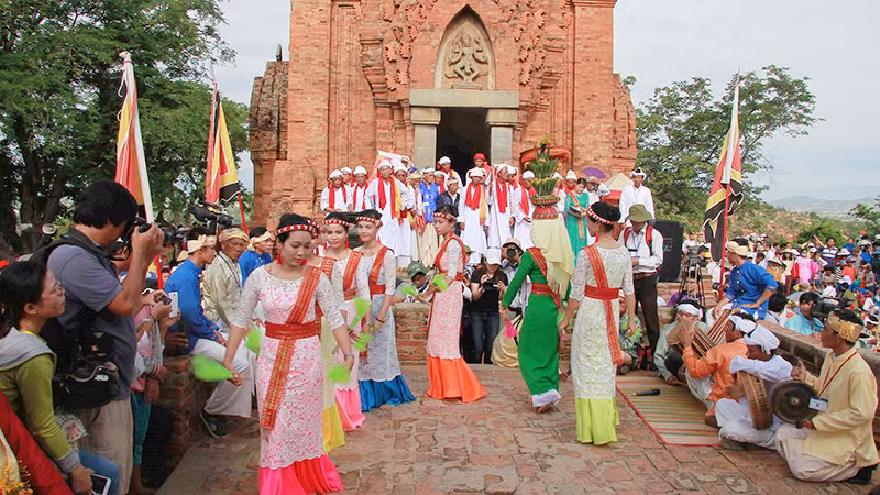 Tác giả trước cổ tháp Pô Kluang Garai ở thành phố Phan Rang.