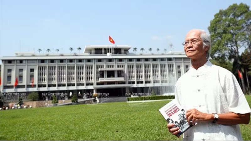 Kiến trúc sư Nguyễn Hữu Thái thăm lại Dinh Độc Lập - nay là Hội trường Thống Nhất. Ảnh | NVCC