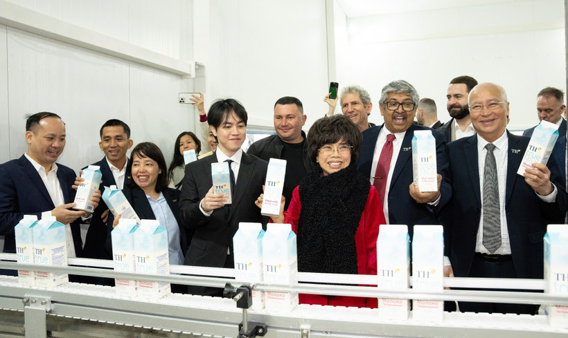 Nhà sáng lập Tập đoàn TH Thái Hương và các đại biểu tham quan Nhà máy sữa TH tại tỉnh Kaluga.