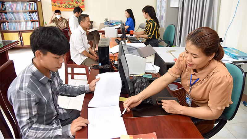 Cán bộ xã Kiên Mộc (Đình Lập, Lạng Sơn) hướng dẫn người dân làm các thủ tục hành chính. Ảnh | KHÁNH AN