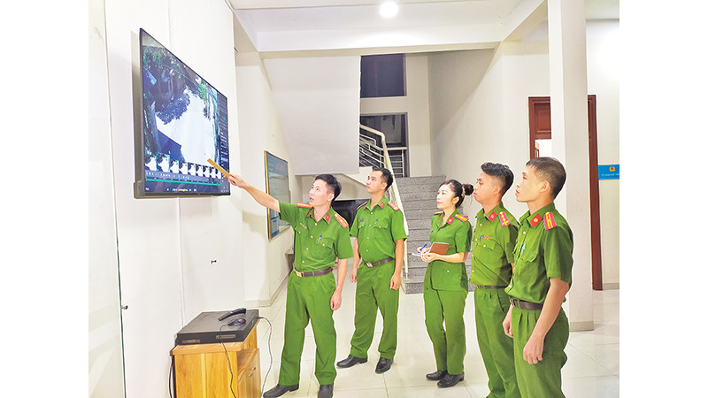 Công an phường An Hưng phát huy hiệu quả hệ thống camera trong giữ gìn an ninh trật tự địa bàn.