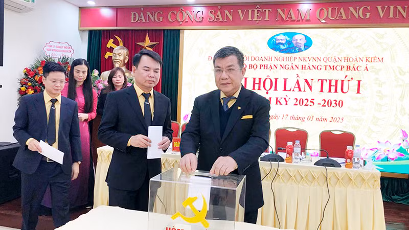 Các đại biểu bỏ phiếu bầu Ban Chấp hành Đảng bộ bộ phận Ngân hàng thương mại cổ phần Bắc Á, nhiệm kỳ 2025-2030.