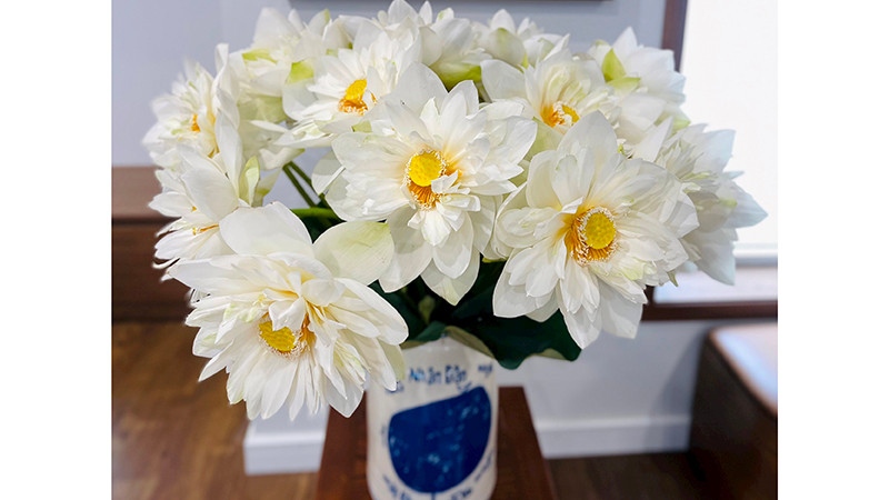 Những nỗi sen trong bình gốm cũ