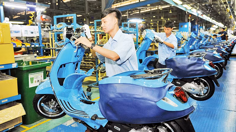 Công nhân Công ty TNHH Piaggio Việt Nam (Khu công nghiệp Bình Xuyên, tỉnh Vĩnh Phúc) lắp ráp xe máy. Ảnh | TRẦN HẢI