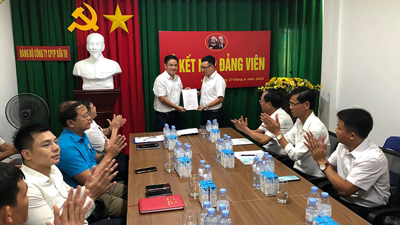 Năm 2023, 14 quần chúng ưu tú của Công ty CP Thực phẩm Sữa TH vinh dự được kết nạp vào Đảng.