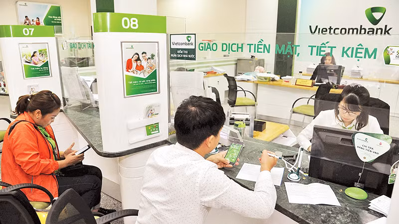 Khách hàng giao dịch tại Ngân hàng Vietcombank. Ảnh | TRẦN HẢI