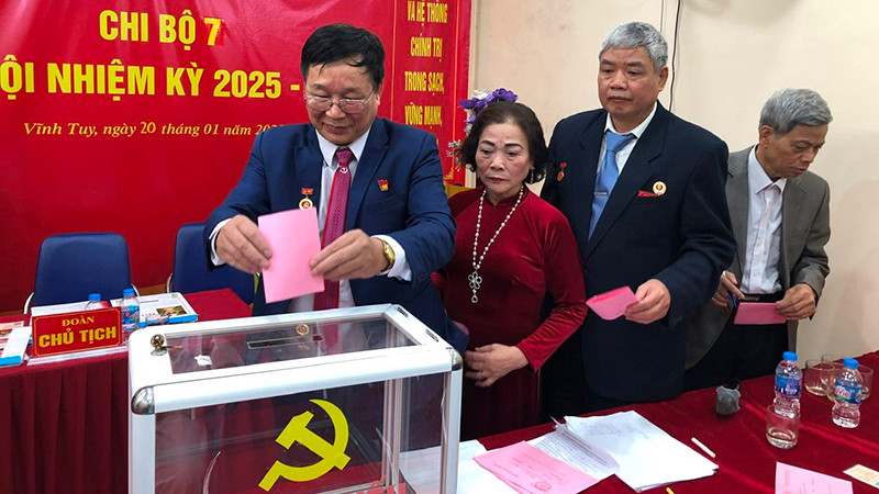 Bỏ phiếu bầu Bí thư Chi bộ 7, Đảng bộ phường Vĩnh Tuy, nhiệm kỳ 2025-2027. 