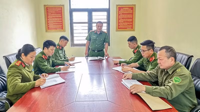 Công an xã Thống Nhất họp bàn trao đổi công việc.