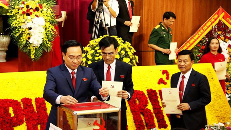 Các đại biểu bỏ phiếu bầu Bí thư Huyện ủy trực tiếp tại Đại hội Đảng bộ huyện Bình Lục nhiệm kỳ 2020-2025.