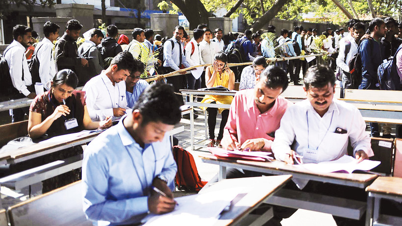 Thanh niên chờ phỏng vấn tuyển dụng cho các công ty cung cấp linh kiện iphone hàng đầu ở miền Nam Ấn Độ. Ảnh: Reuters 