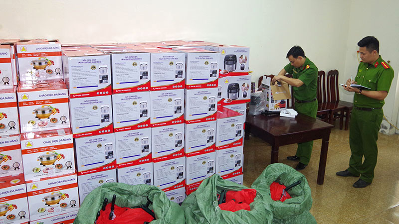 Công an thị xã Duy Tiên, tỉnh Hà Nam thu giữ tang vật các đối tượng tổ chức hội thảo tri ân khách hàng nhằm trục lợi.