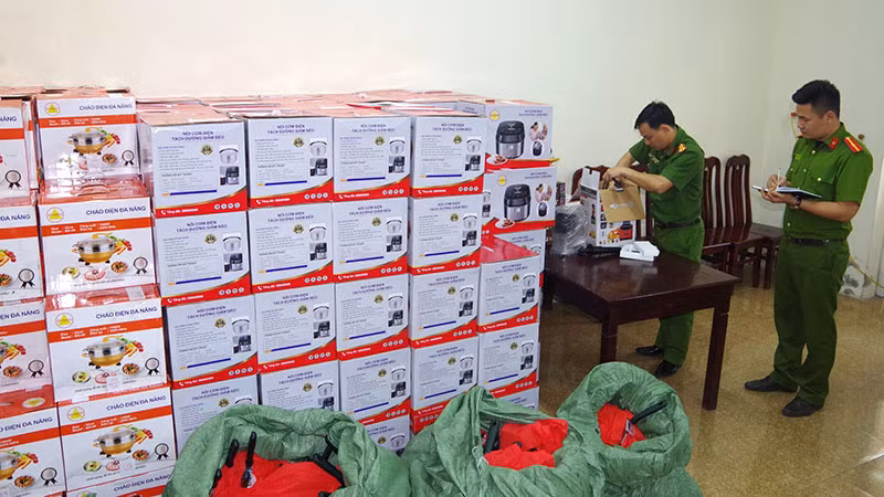 Công an thị xã Duy Tiên, tỉnh Hà Nam thu giữ tang vật các đối tượng tổ chức hội thảo tri ân khách hàng nhằm trục lợi.