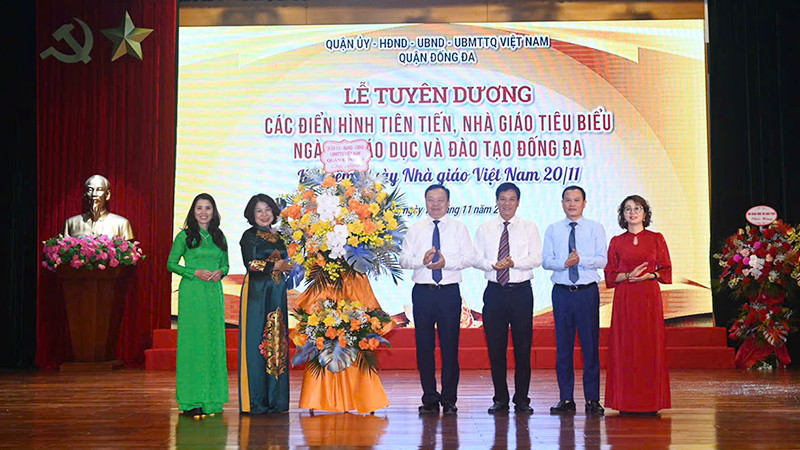 Lễ Tuyên dương các điển hình tiên tiến, nhà giáo tiêu biểu ngành Giáo dục và Đào tạo quận Đống Đa.