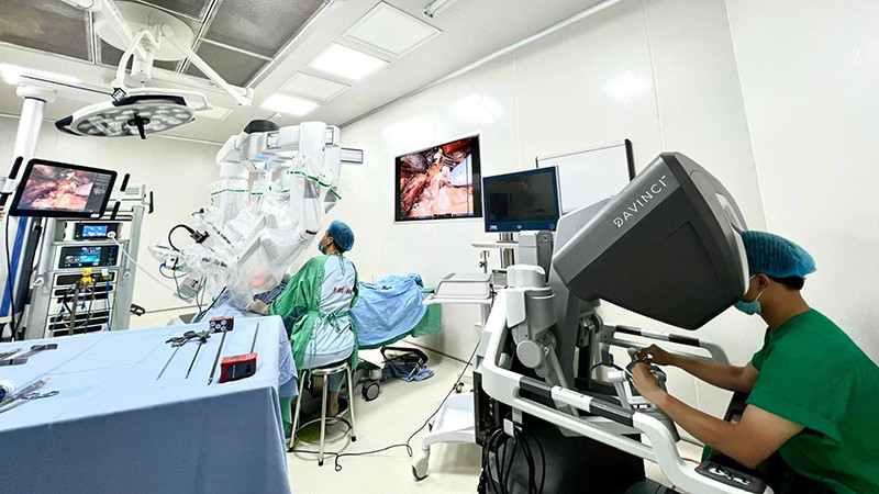 Các bác sĩ thực hiện phẫu thuật nội soi với hệ thống robot Da Vinci cho người bệnh ung thư đại trực tràng tại Bệnh viện K. Ảnh | TRẦN HÀ