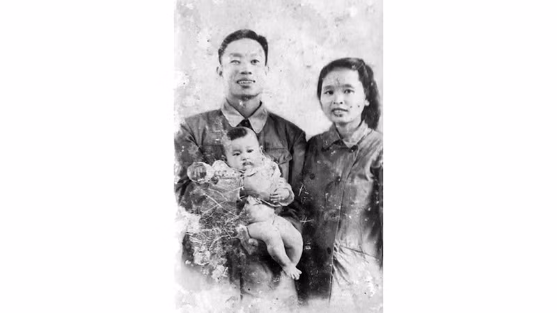 Ông Nghiêm Kình cùng vợ và con gái, năm 1956.