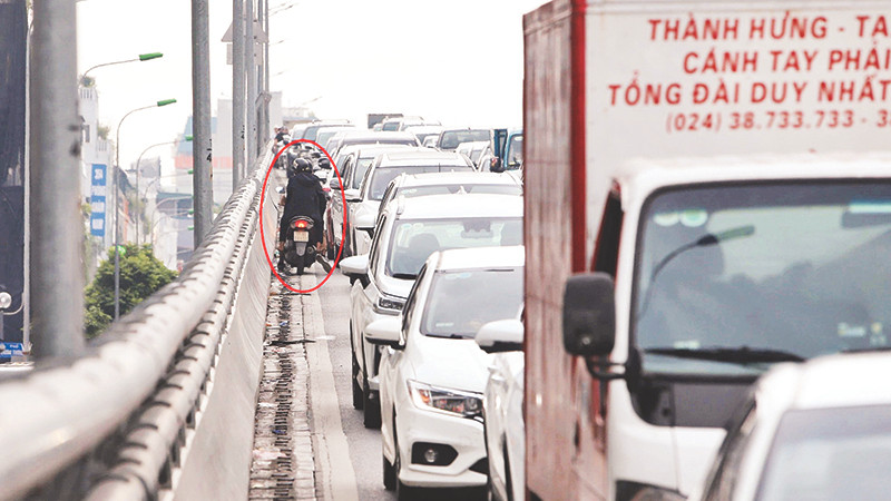 Khi bị phát hiện, nhiều trường hợp quay ngược chiều xe trên đường Vành đai 2, gây nguy hiểm cho hàng loạt phương tiện khác. Ảnh | TRẦN THANH