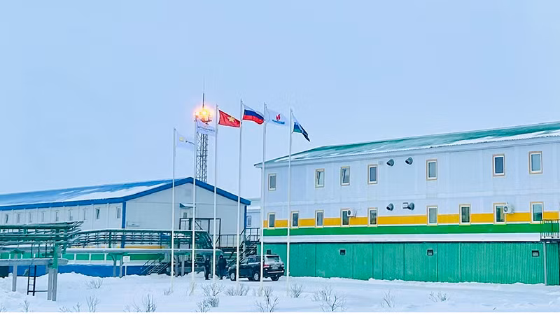 Cờ Việt Nam tung bay trên khu mỏ Nenetsky (vành đai Bắc Cực).