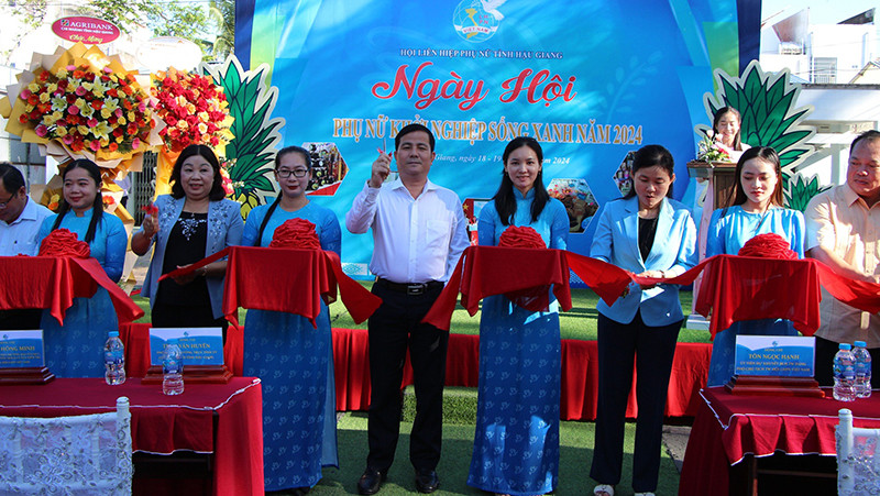 Nghi thức cắt băng khai mạc Ngày hội.